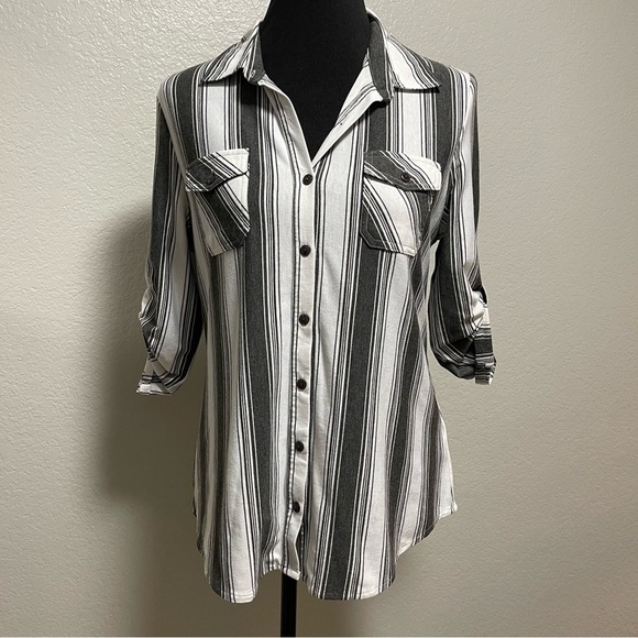 Eden & Olivia Grey and White Striped Buttoned Down Quarter Sleeve Top Medium - Picture 1 of 8